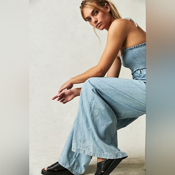 Free People We The Free Easy Does It Jumpsuit Chambray Blue Size Medium - Picture 2 of 3